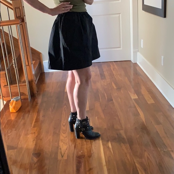 Short black full skirt - Picture 3 of 5